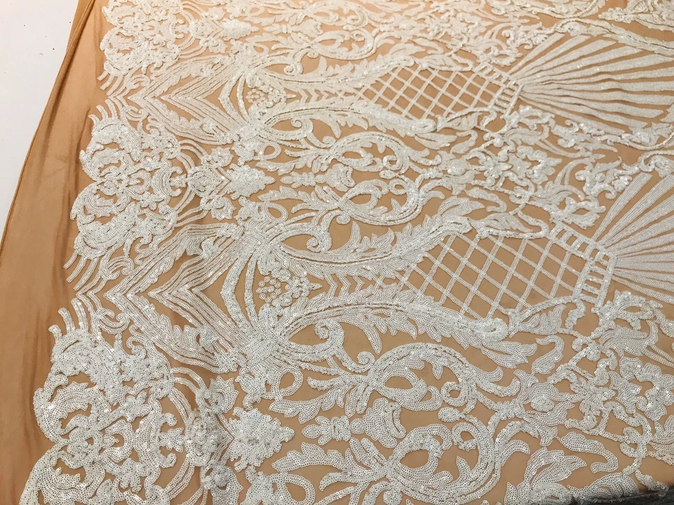 DISEÑO DE LENTEJUELAS DAMASCO BLANCO EN MALLA ELÁSTICA DE 4 VÍAS NUDE POR YARDA. Foto 2 de 4