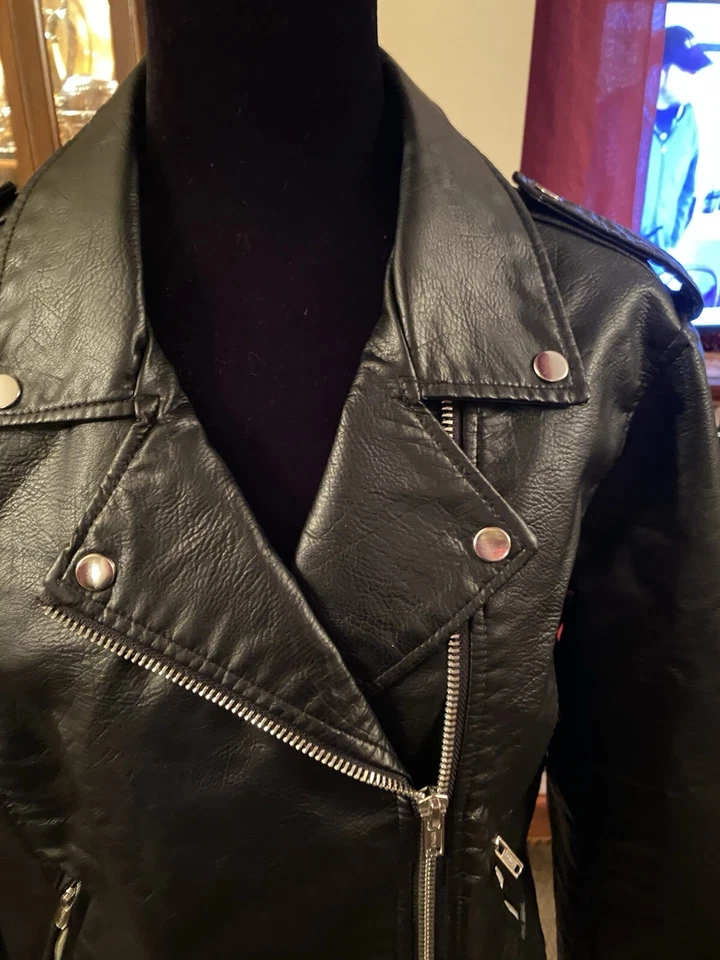 Mujer XXXL (19) Imitación Cuero Chaqueta Rocker / Moto Negro - Nueva Con Etiquetas Foto 2 de 4