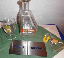 Ricard Wasserflasche, Ricard Glas, 2 Ricard Untersetzer u. Flaschenausgießer