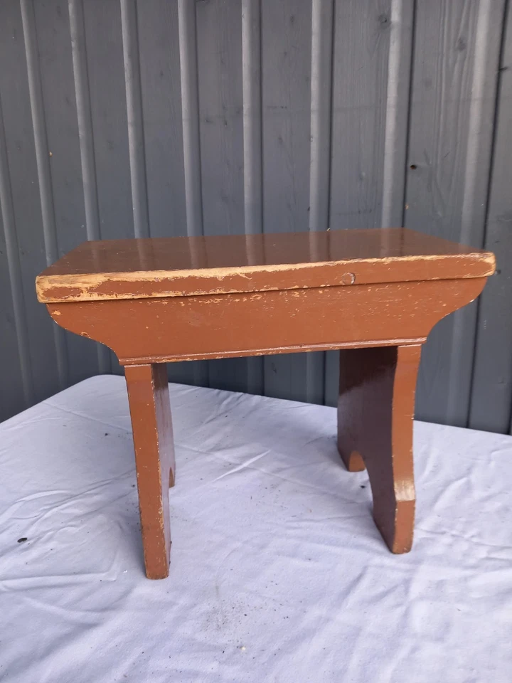 Antiguo taburete de pie de pino pintado Foto 4 de 4