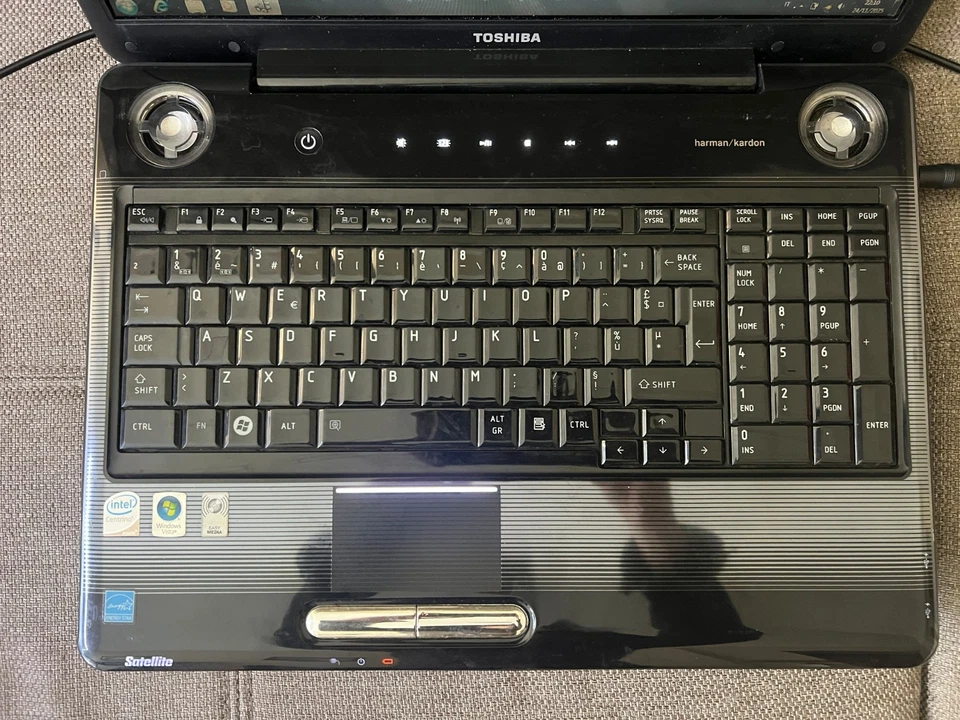 Toshiba Satellite P300 - Intel T6400 - ATI HD 3650, 4GB, 320GB, Windows 7 - Immagine 2 di 4