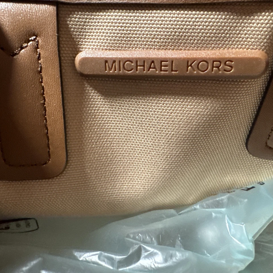 Bolso de Mano MICHAEL KORS Jodie Pequeño Logo Jacquard Bolso de Mano Pequeño Precio de Venta sugerido por el fabricante $348 Nuevo con Etiquetas Foto 3 de 3