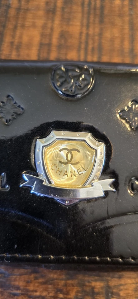 Cartera vintage Chanel charol símbolos de la suerte logotipo CC Foto 2 de 2