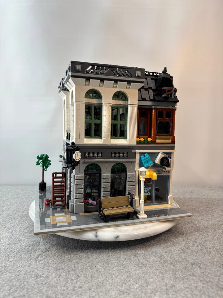 LEGO Brick Bank (10251) with MiniFigs and Manual, No Box - Image 3 of 4