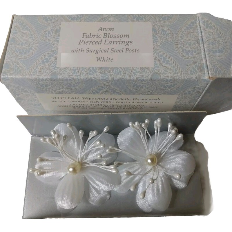 Vtg Avon 1989 Realistic Fabric Blossom Faux Pearl Pierced Earrings White  New