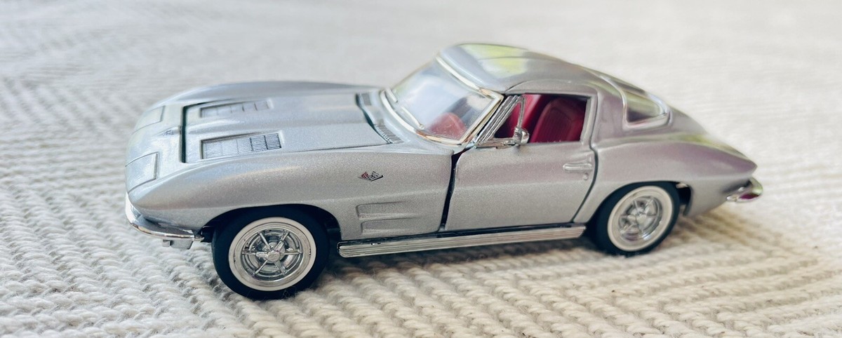 Franklin Mint B11PT88 - 1963 CHEVROLET CORVETTE STINGRAY - SILVER