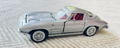 Franklin Mint B11PT88 - 1963 CHEVROLET CORVETTE STINGRAY - SILVER