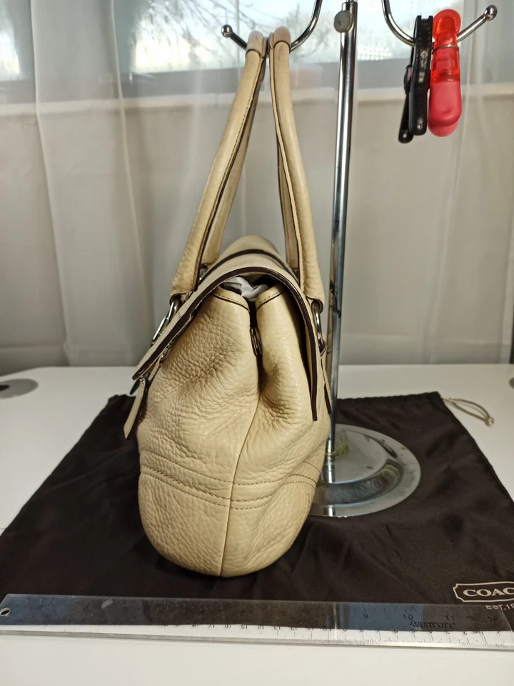 Bolso de Mano Coach Soho Mediano Crema Cuero Guijarro Plateado Foto 4 de 4