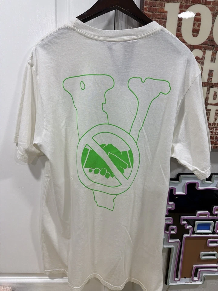 Camiseta Vlone “Stay Away From Your Friends” Blanca/Verde Neón Mediana Auténtica Foto 2 de 4