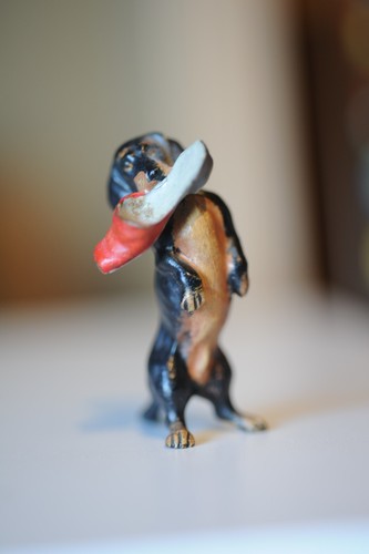 Cane austriaco in bronzo dipinto a freddo in miniatura che trasporta una pantofola di Bergman 5 cm