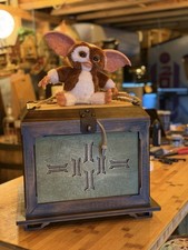 Gremlins - Replica Mogwai box and Gizmo plush