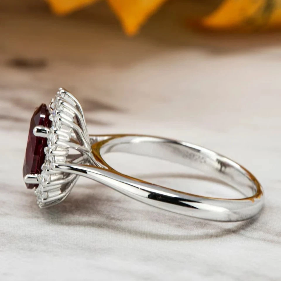 Кольцо с ореолом из чистого 14-каратного белого золота с натуральным рубином и бриллиантами овальной огранки 5,50 карата - Изображение 2 из 4