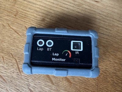 RC Car Lap Monitor mit Schutzkeil und drei Transpondern. 