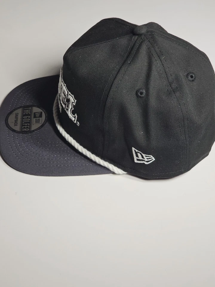 New Era Rebel Bourbon NASCAR #8 The Golfer Snapback Sombrero Cuerda Borde Negro Blanco Foto 4 de 4