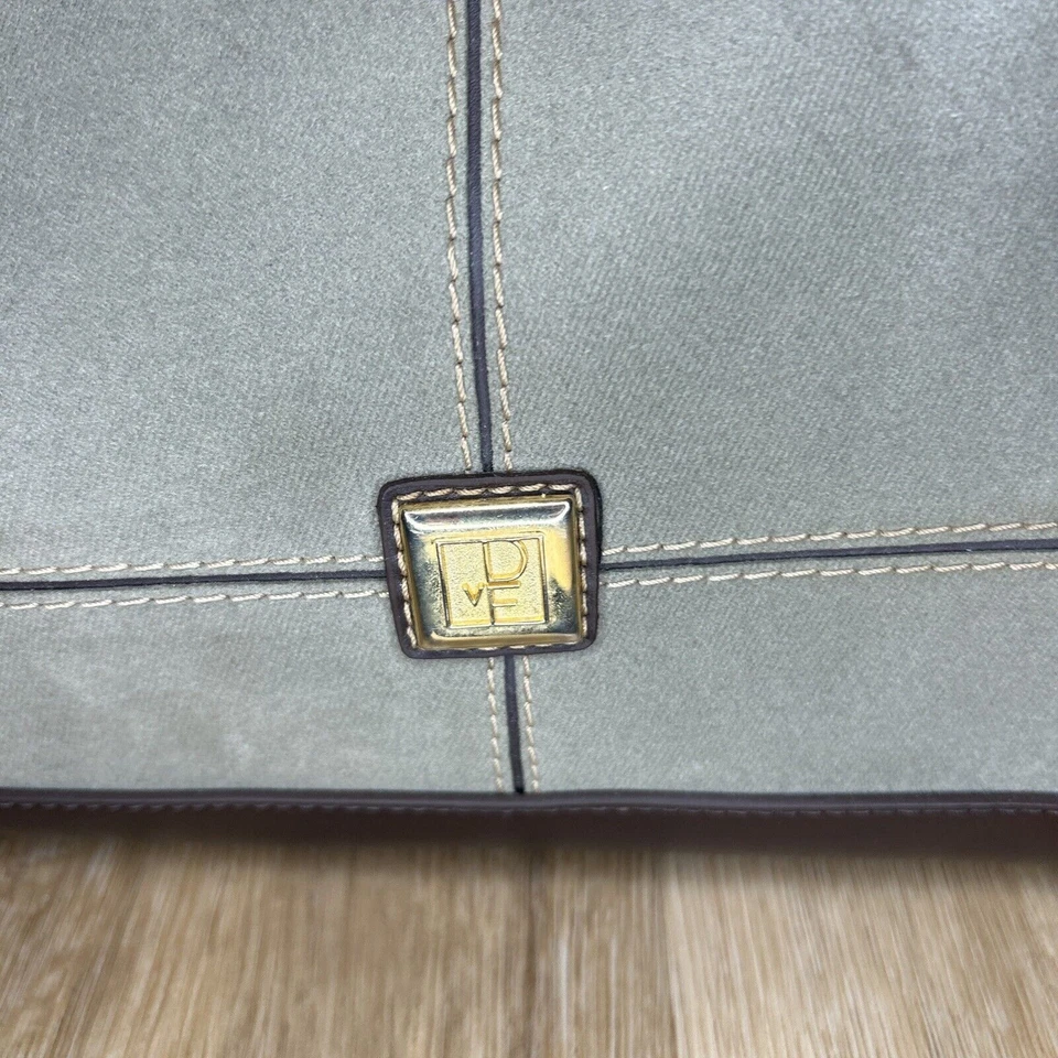 DVF Diane Von Furstenberg Verde Lona Gamuza 18" Estuche de Negocios con Correa Extraíble Foto 2 de 4