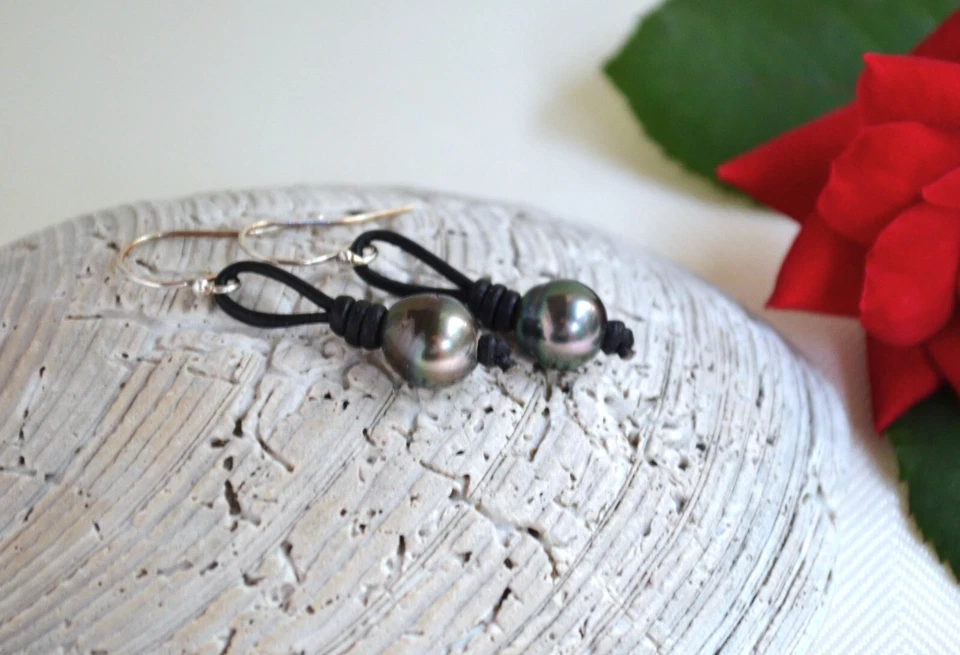 Pendientes de perlas circulares de Tahití perlas de Tahití cuero negro de Yevga Foto 2 de 4