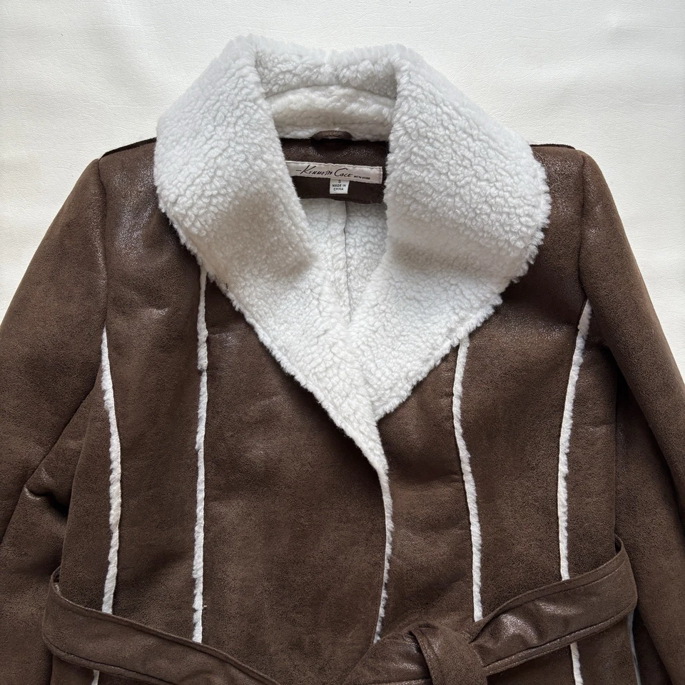 NUEVO CON ETIQUETAS Kenneth Cole Mujer’s Pequeño Marrón Imitación Cuero Gamuza Polar Piel Chaqueta Abrigo Foto 2 de 4