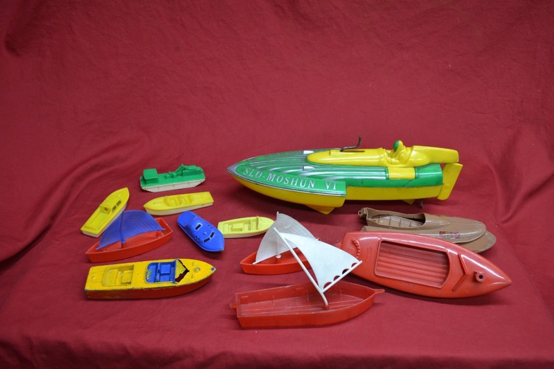 LOT OF 12 Vintage Motorboats * Wannatoy,  IDEAL SLO-MOSHUN & OTHERS