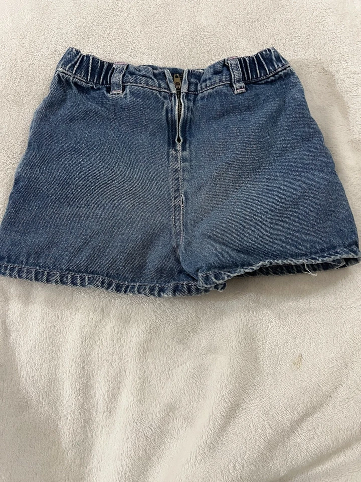 Pantalón corto vaquero bordado vintage Y2K Sanrio Hello Kitty para niña talla 4T Foto 2 de 4