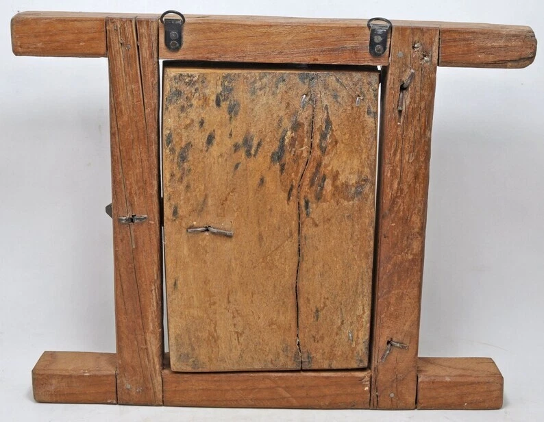 Antigua decoración de pared de ventana pequeña de madera original antigua hecha a mano pintada rústica Foto 2 de 4