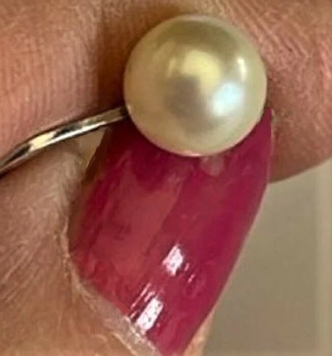 Pendientes de perlas redondas blancas cultivadas de oro blanco de 14 k de 7,5 mm atornilladas en la parte posterior de colección LG Foto 4 de 4