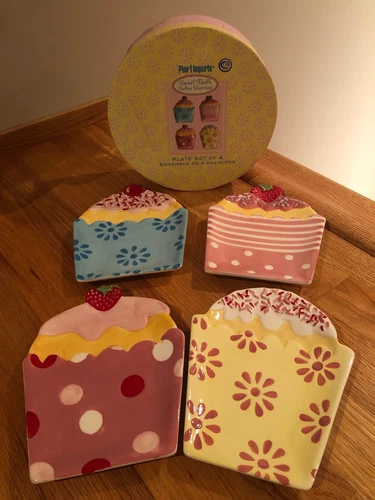 Pier 1 Imports Sweet Tooth Notes Sucrees Cupcake Desert Plate Set of 4 Hat Box