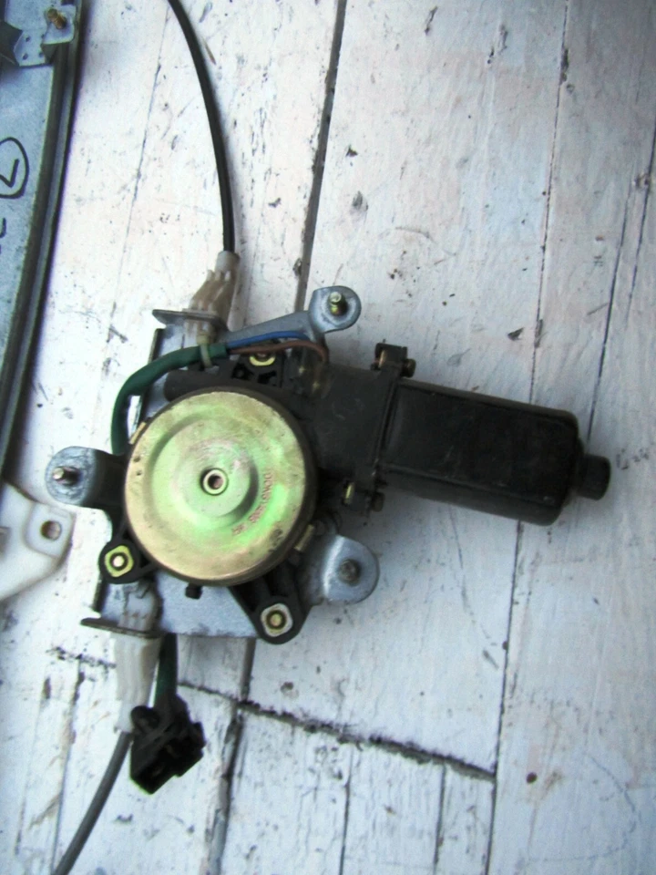 Regulador ventana lateral izquierda trasera Daewoo Nubira modelo 1999 03 SDN con motor usado  Foto 2 de 4