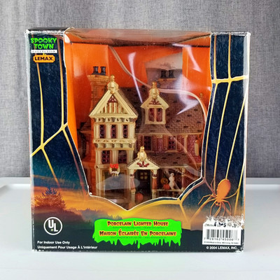 Lemax Spooky Town Trick or Treaters' Haven 2004 Porcelain Lighted House #45006