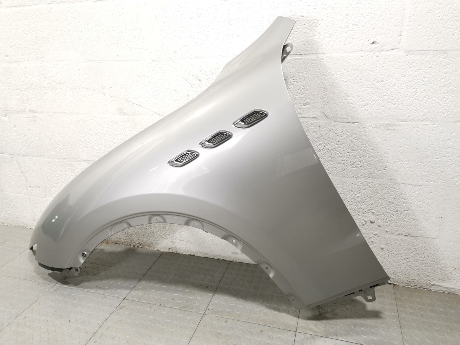 Maserati Levante 3.0 L AWD 2017 Front Left Silver Color Fender Cover OEM