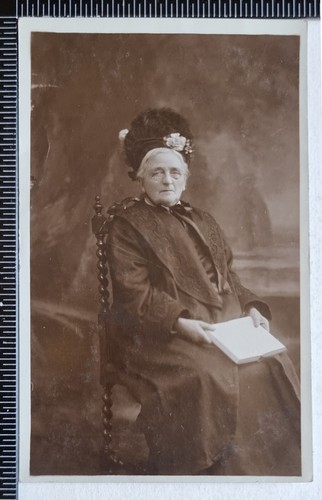 POSTKARTE RPPC PRÄCHTIGE VIKTORIANISCHE ÄLTERE DAME BRILLE MOTORHAUBE
