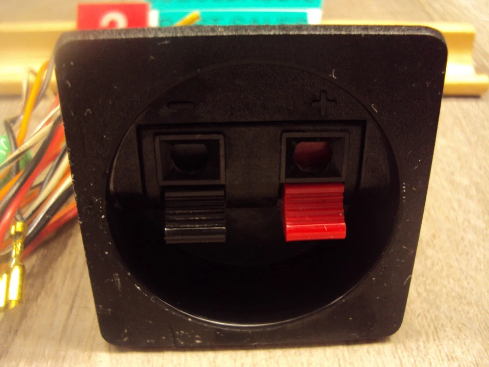 Terminal de altavoz KLH AV2000 y red cruzada pegada tipo separación AV2000 Foto 2 de 4