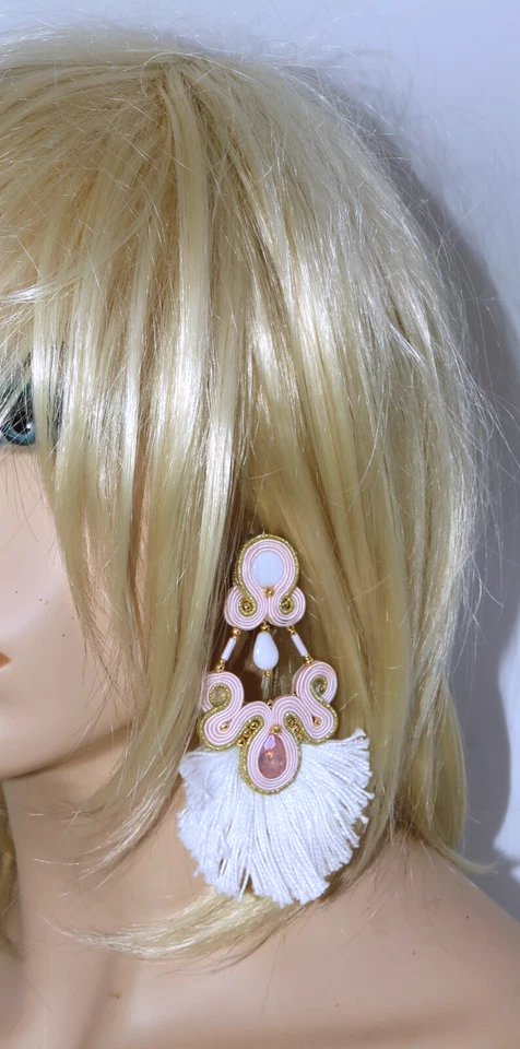 Brincos de clipe com borda Soutache pedras de vidro rosa ventilador de algodão branco grande 4" - Imagem 4 de 4