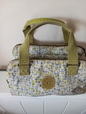 BORSA A TRACOLLA KIPLING MEDIA CON 3 SCOMPARTI E TRACOLLA REGOLABILE.