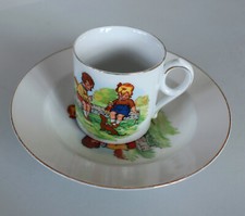 Gut erhaltener Kinderteller mit Tasse - Art dèco - unleserliche Bodenmarke -