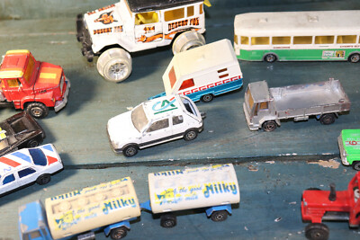 Lot de 4 anciens jouets en tole et plastique - Collection