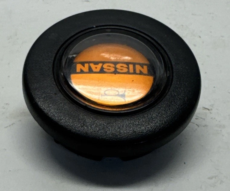Botón bocina volante Nissan original años 80 720 "B" Foto 3 de 4