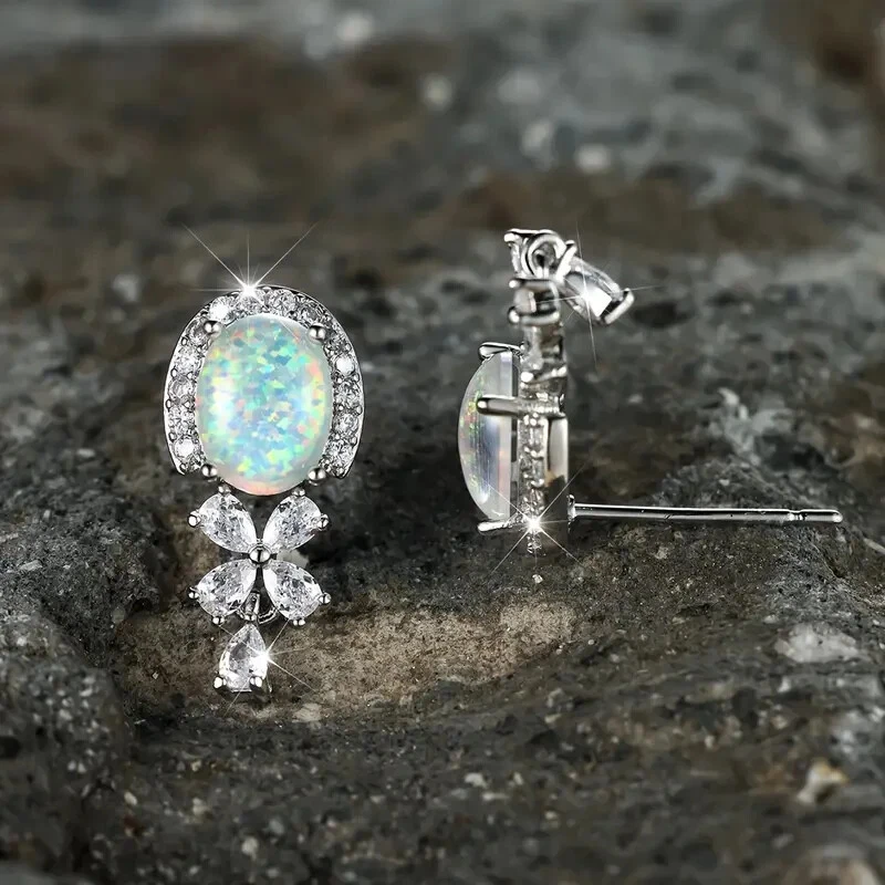 Aretes ovalados de ópalo de fuego creados en laboratorio para mujer enchapados en oro blanco de 14K Foto 2 de 4