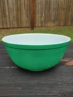 Vintage PYREX Primary Green 403 Nesting Mixing Bowl 2.5 Qt - 9" wide - No cracks