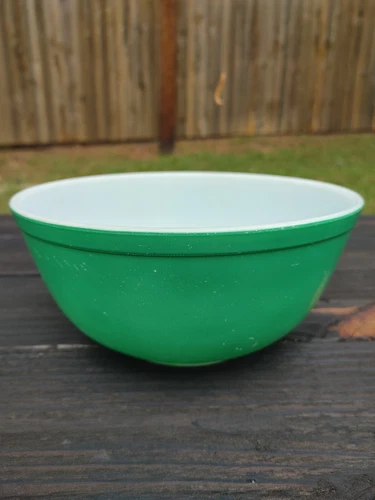 Vintage PYREX Primary Green 403 Nesting Mixing Bowl 2.5 Qt - 9" wide - No cracks