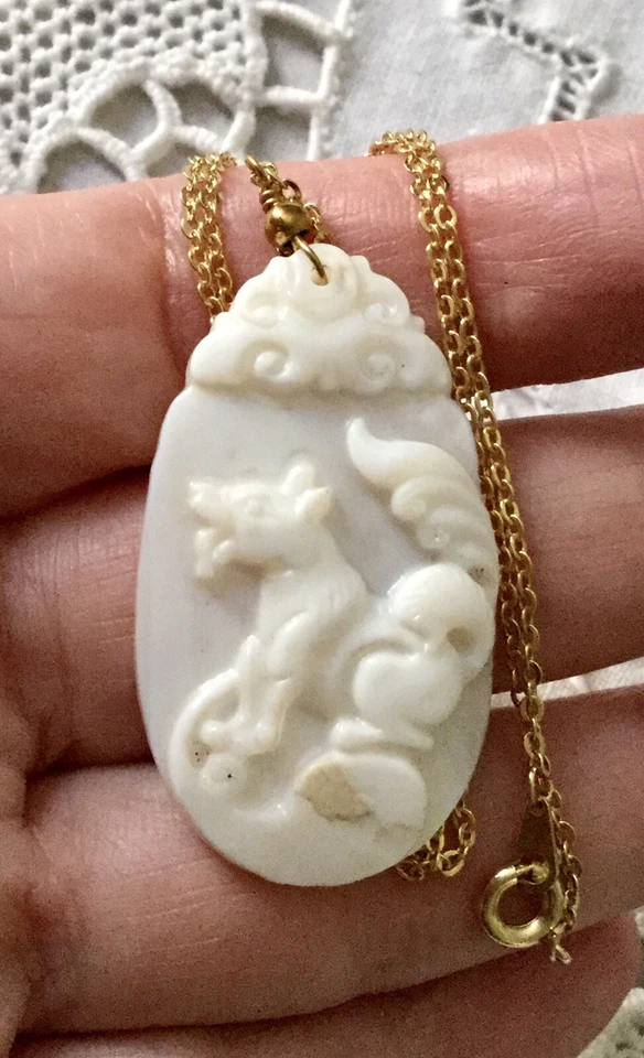 ANCIEN COLLIER PENDENTIF NACRE SCULPTÉE CISELURE, PLAQUÉ OR - Photo 2/4