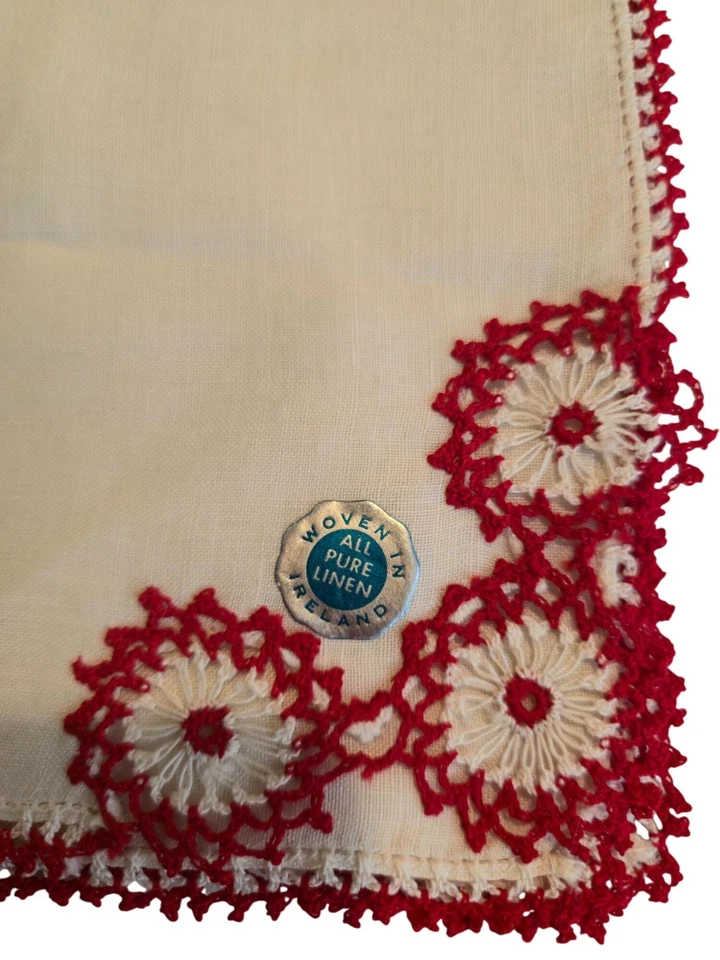 Pañuelo de lino irlandés vintage nuevo de colección con borde de ganchillo rojo pañuelo HANKIE Foto 3 de 4