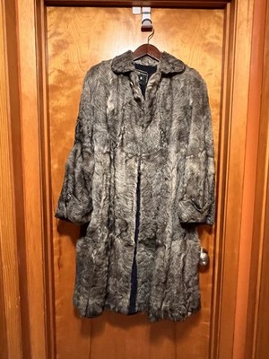 Vintage Gray Fur Coat with Collar and Long Sleeves