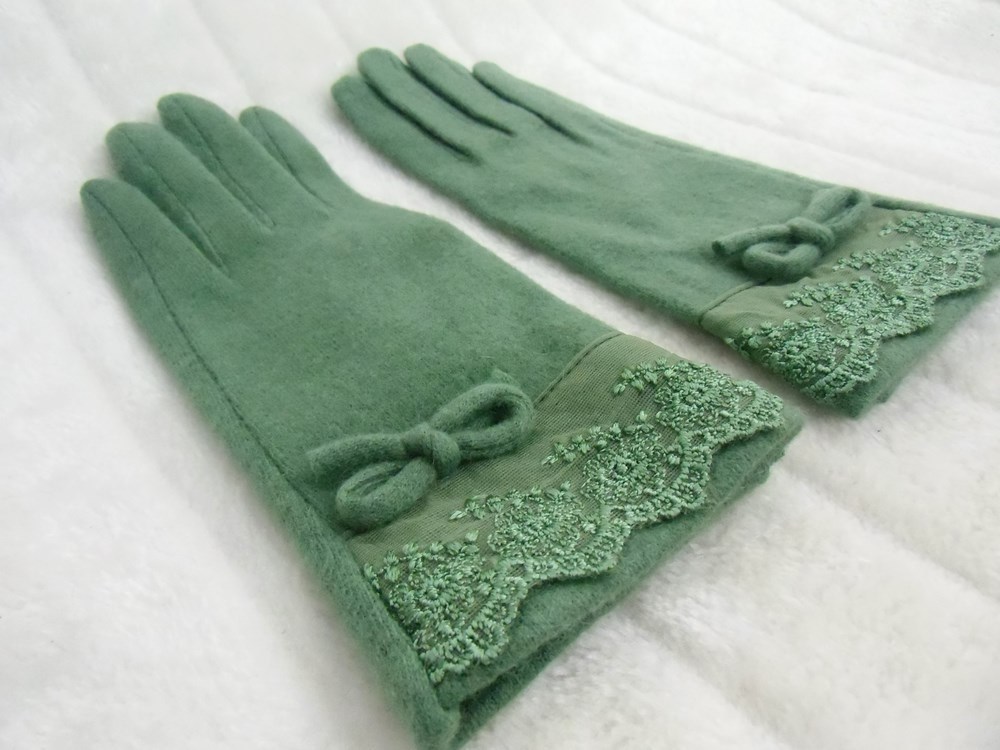Gants vintage en tissu abricot. Finitions baguettes. Neyret Paris. Taille 6,5 – Couleurs Vintage