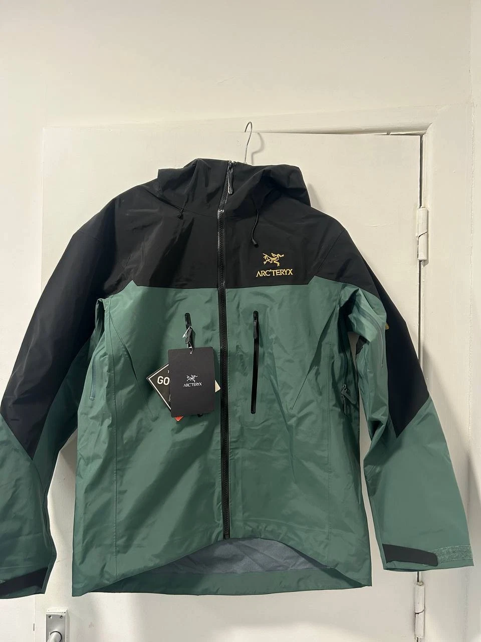 Arcteryx Alpha Sv Jacket Mens Small Black/blue
Opens in a new window or tab