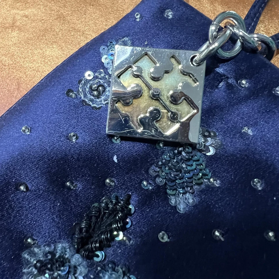 Bolsa Tory Burch feminina azul marinho cetim com miçangas tiracolo mini bolsa de ombro - Imagem 2 de 4