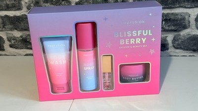 4-teiliges Profusion Blissful Berry Bade- & Schönheitsset - ideales Geschenk