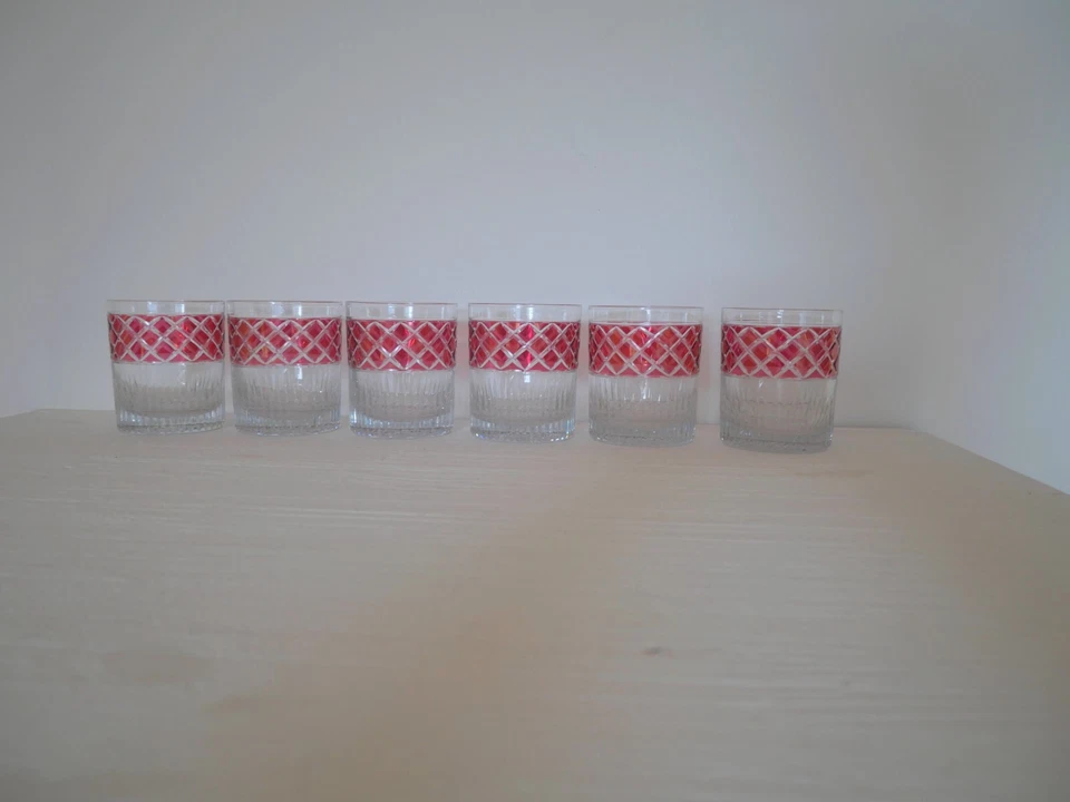 6 Anciens gobelets verres à whisky cristal léger taillé de couleur rouge pieds - Photo 2/4