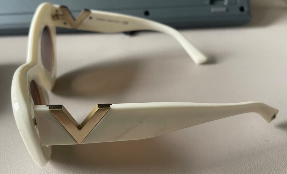 VLOGO SIGNATURE ACETATE CAT-EYE FRAMES
IVORY/GRADIENT BROWN Cat-Eye Sunglasses in Ivory, Brown Lenses – MEMORÍ EYEWEAR main image 2