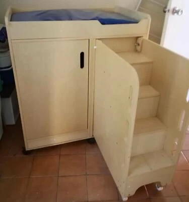 nappy changing unit with steps