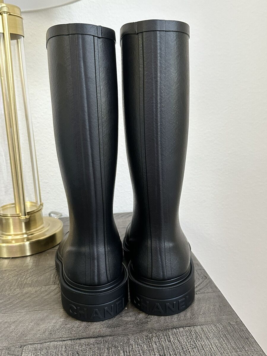 size 41EU NIB CHANEL Black Rubber Rain Boots White CC Logo size 41EU NIB CHANEL Black Rubber Rain Boots White CC Logo